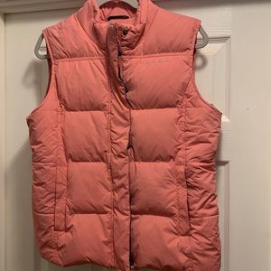 VINEYARD VINES Women’s medium pink whale lined goose down puffer vest